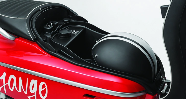 Bagasi di bawah jok Django Classic dengan helm jet bervisor.