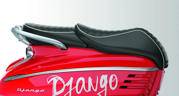 Jok terpisah untuk pengendara dan penumpang pada Django Classic.