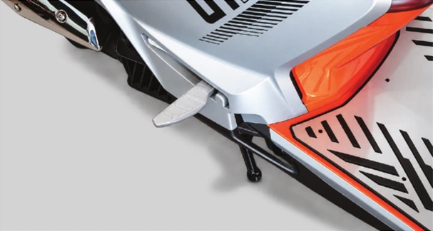 Detail footstep tekan Django Evo pada sisi dek kaki.