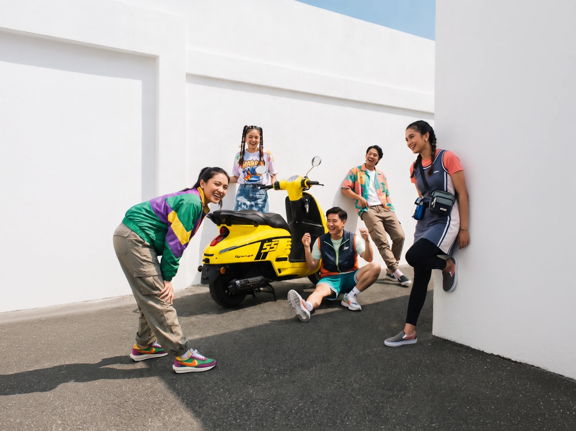 Django Sport Caribbean Yellow bersama lima sahabat di depan arsitektur putih.